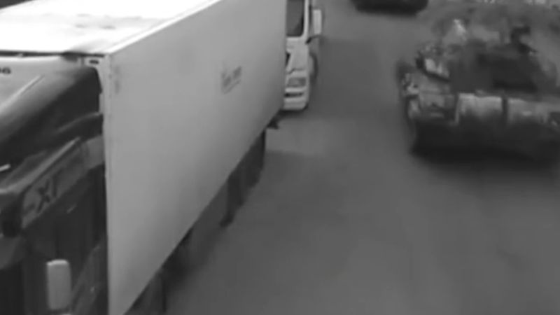 Wjazd kolumny rosyjskich czołgów z terenu Białorusi