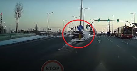 Groźny wypadek w Łodzi. Mustang zakończył podróż na latarni