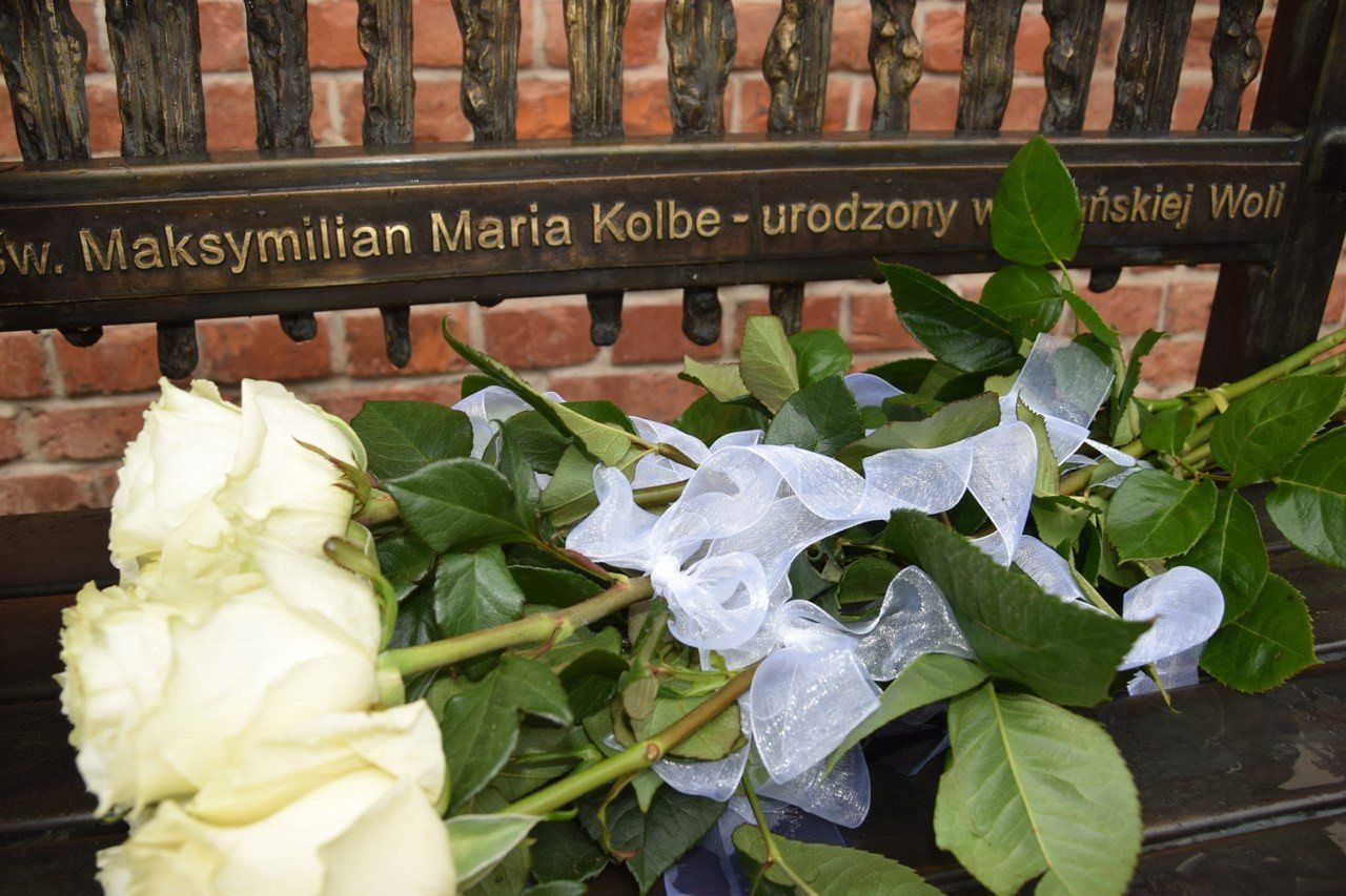 Patron Zduńskiej Woli święty Maksymilian ma swoją ławeczkę w rodzinnym mieście