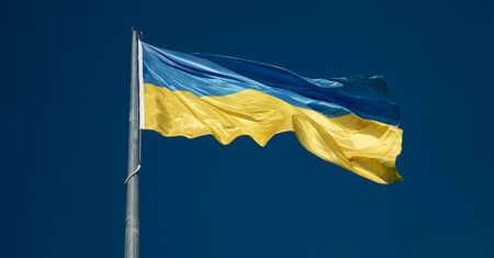 Polak zerwał i spalił flagę Ukrainy. Teraz naje się wstydu