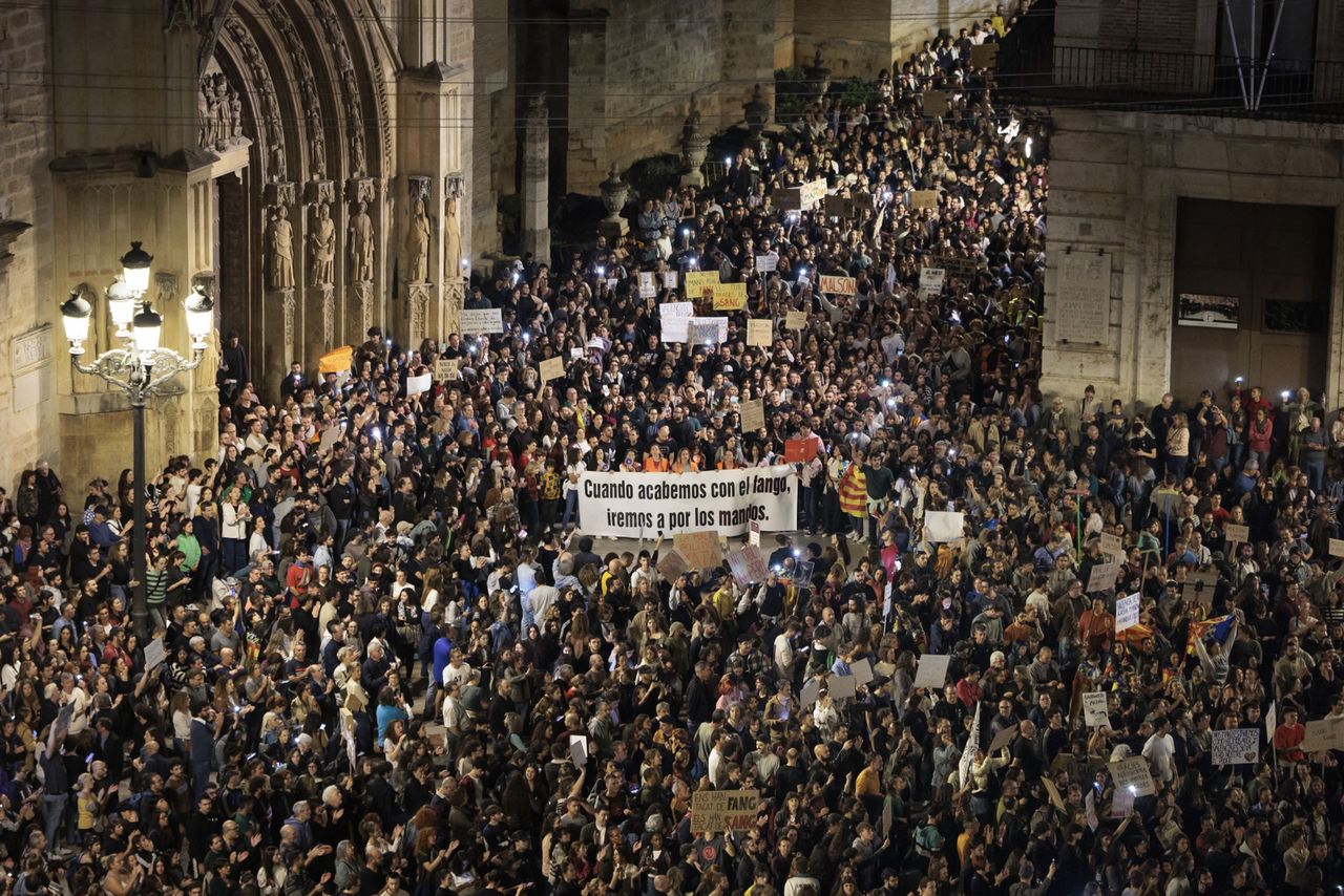 Valencia protests erupt over flood negligence; 220 dead