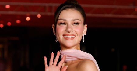 Nicola Peltz pokazała zdjęcie z mężem. Wszyscy i tak patrzyli na jej "nowy" uśmiech