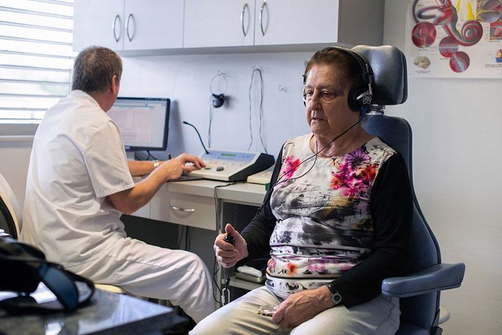 Lekarze zalecają osobom, które przeszły zakażenie koronawirusem, by po 3 miesiącach od choroby zbadały swój słuch
