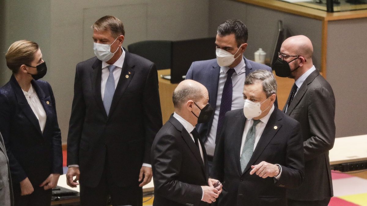 Podczas czwartkowego szczytu przedstawiciele państw Wspólnoty nie zdecydowali się na odcięcie Rosji od SWIFT. Przeciwny był m.in. Olaf Scholz (w centrum zdjęcia) 