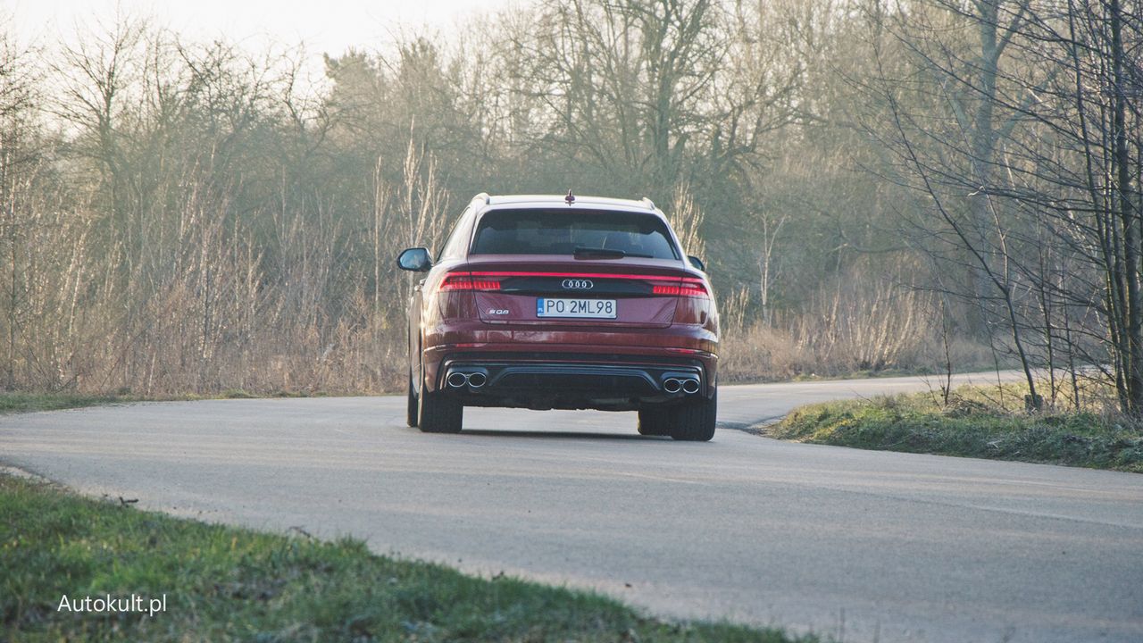 Audi SQ8 zakręty pokonuje tak mniej więcej dwa razy szybciej, niż można by się spodziewać po jego gabarytach i masie.