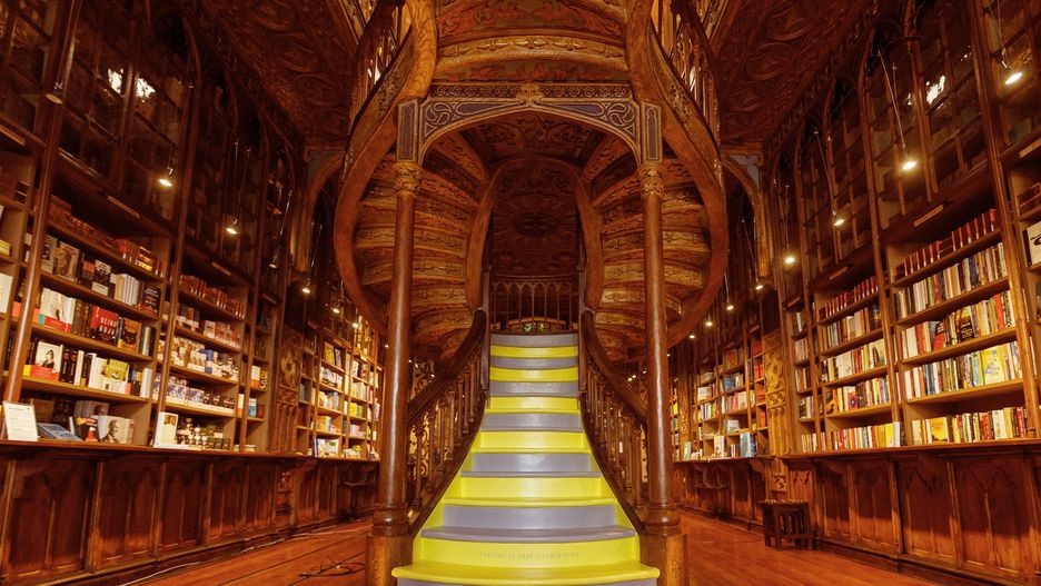 Schody w księgarni Lelo zmieniły kolor