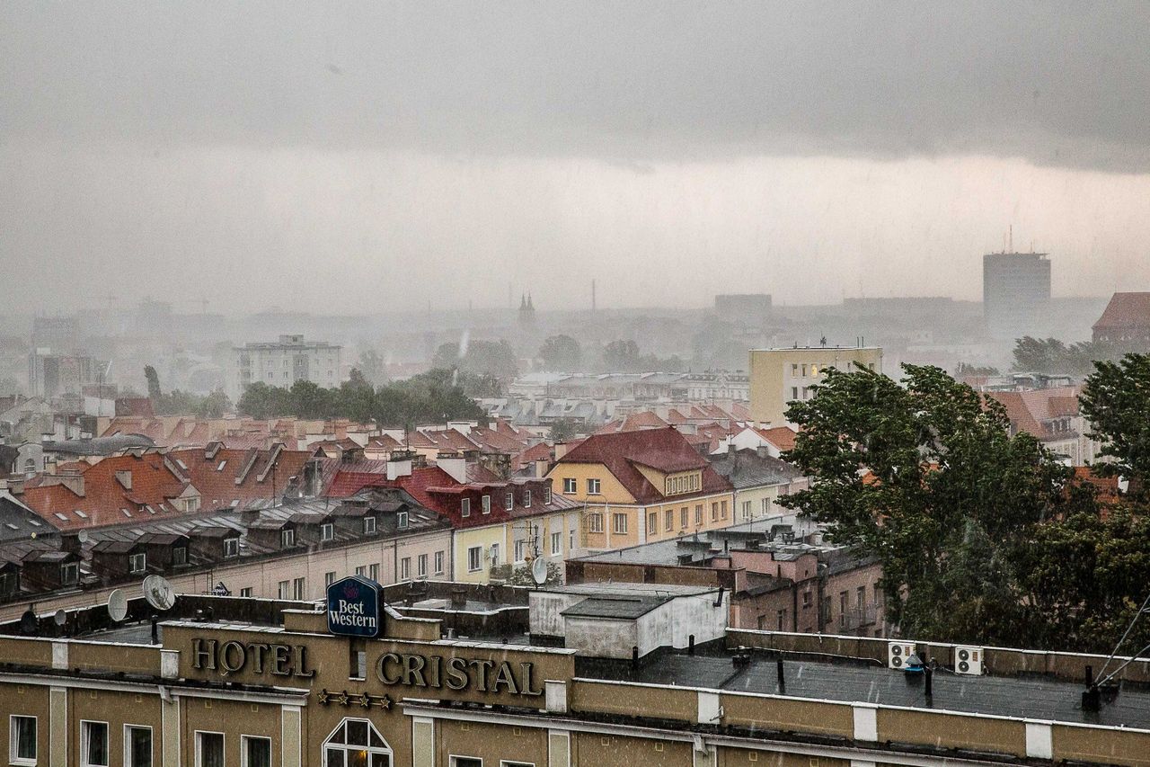 Ostrzeżenie przed burzami z gradem w Podlaskiem. Rozsyłane są alerty RCB