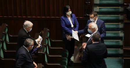 Najnowszy sondaż. Jak w obliczu epidemii koronawirusa radzi sobie rząd?
