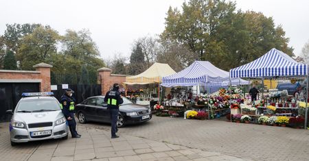 Zamknięte cmentarze. W Chełmie zaniosą kwiaty na 1 listopada