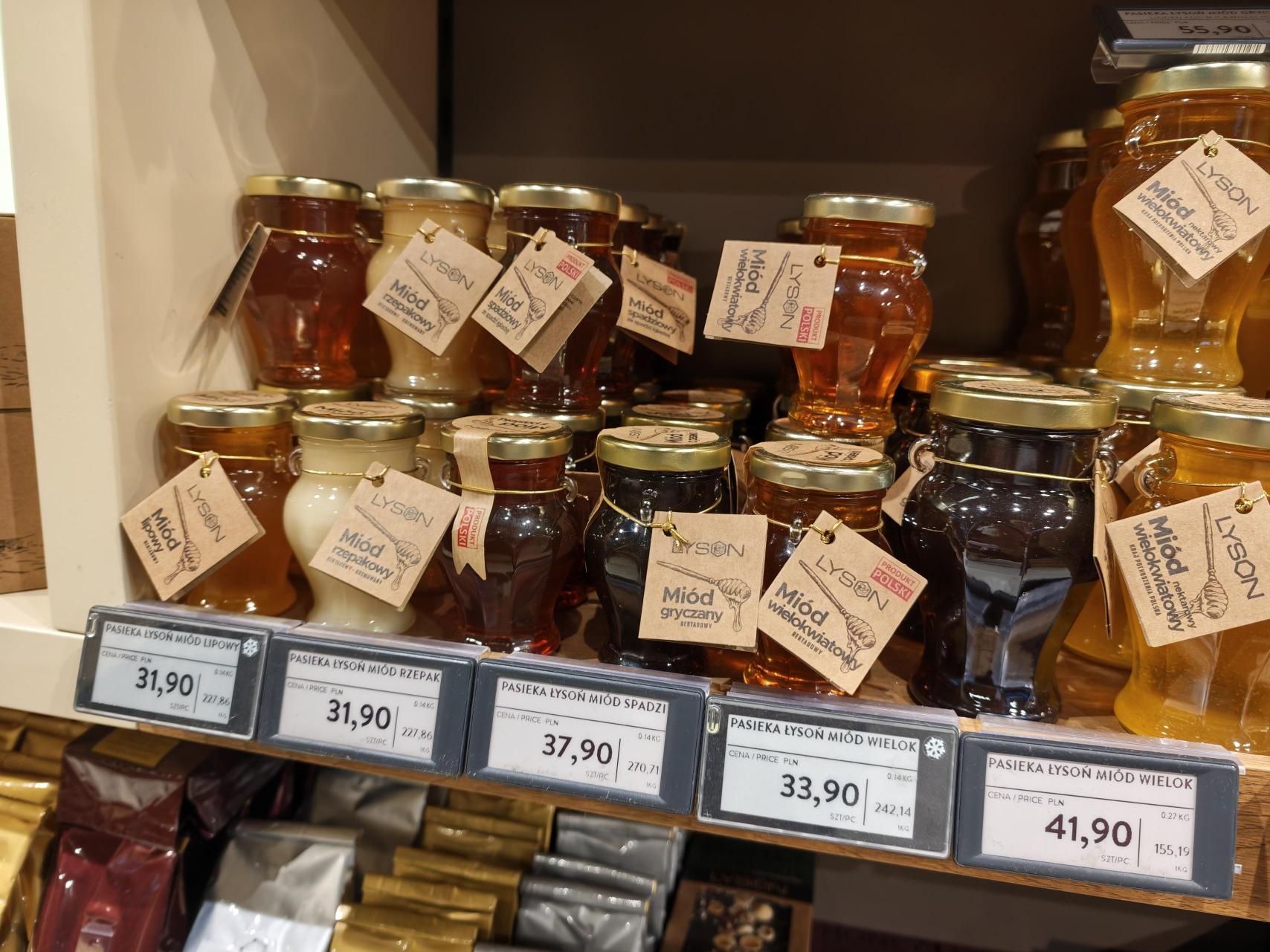 Na lotnisku można kupić wiele rodzajów miodów