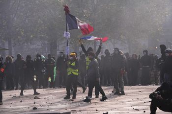 Francja pogrążona w protestach. Demonstranci wtargnęli do merostwa