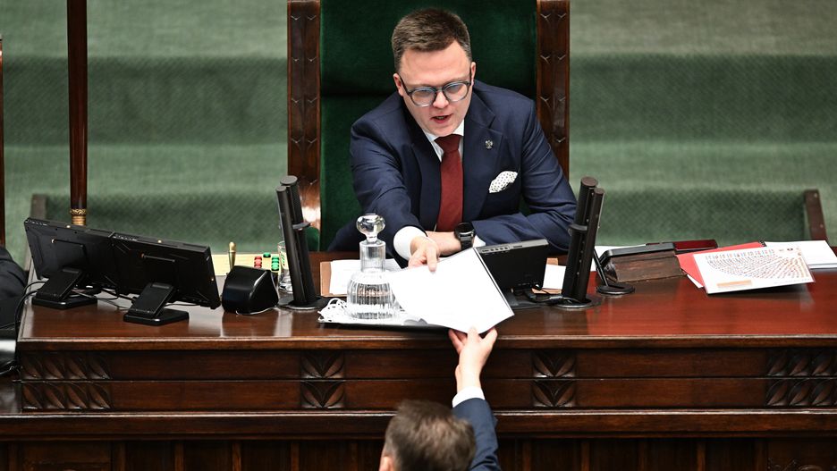 Warszawa, 20.12.2023. Marszałek Sejmu Szymon Hołownia na sali obrad Sejmu w Warszawie, 20 bm. Sejm zajmuje się m.in. rządowym projektem nowelizacji ustawy o funkcjonowaniu górnictwa węgla kamiennego oraz projektem uchwały ws. KRS. (aldg) PAP/Radek Pietruszka