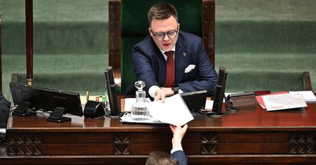 "Sprawę traktuje niezwykle poważnie". Sprzeczka Błaszczaka z Hołownią