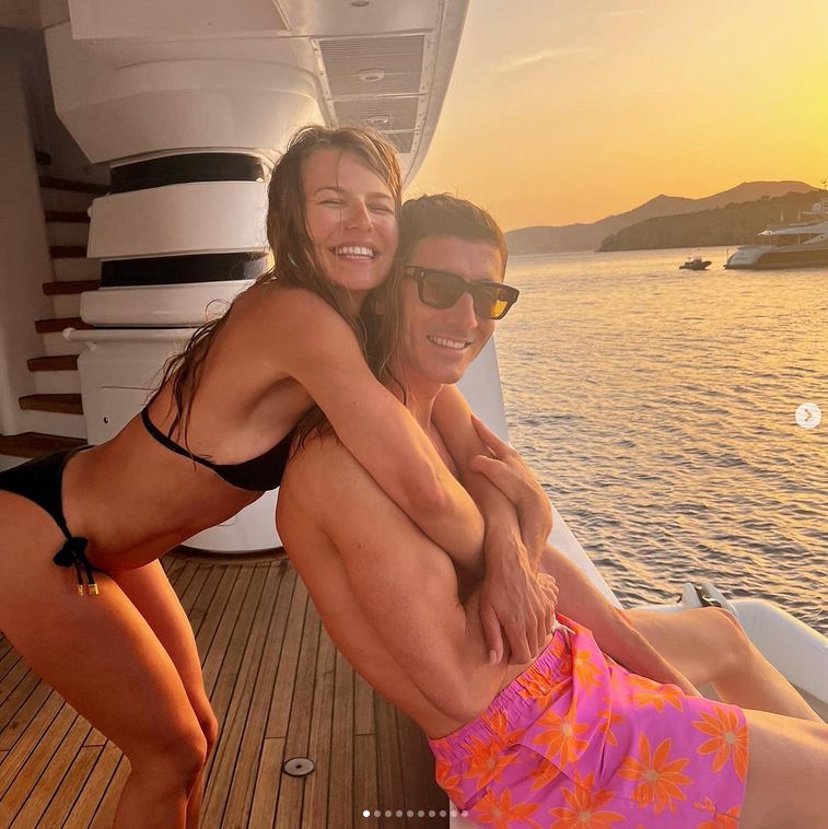 Anna i Robert Lewandowscy z córkami