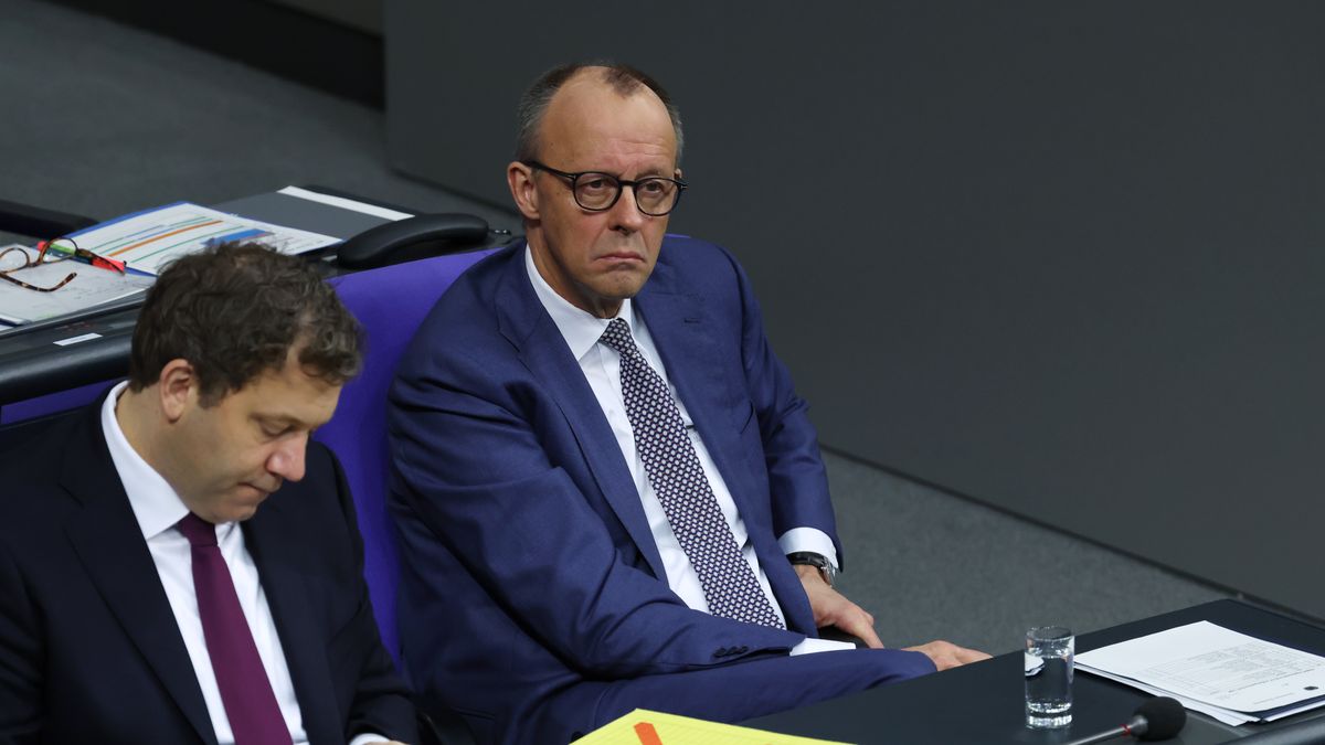BERLIN, GERMANY - JANUARY 29: German Chancellor Friedrich Merz (C) sits with Finance Minister Lars Klingbeil after Merz gave a government declaration at the Bundestag on Germany's foreign policy on January 29, 2026 in Berlin, Germany. The disruption of transatlantic ties caused by U.S. President Donald Trump has prompted many European countries, including Germany, to fundamentally re-evaluate their foreign policy framework. (Photo by Sean Gallup/Getty Images)