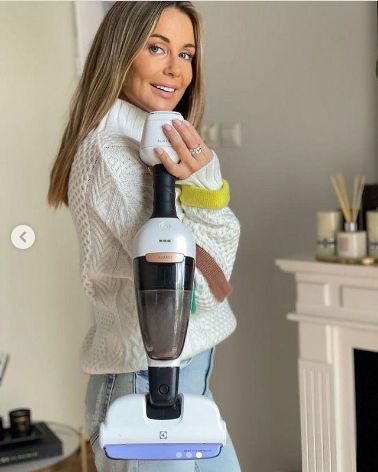 Małgorzata Rozenek odkurza czystą podłogę