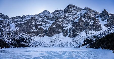 Morskie Oko. Turyści wchodzą na zamarzniętą taflę. "Sami się proszą o kłopoty"