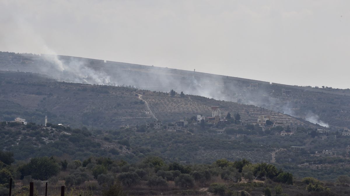 Smoke rises from Dhayra village near the Lebanese-Israeli border, Lebanon, 11 October 2023. Hezbollah said on 11 October it fired missiles on Israel, two days after three of its members were killed in border towns. The Israel Defence Forces (IDF) said an anti-tank missile was launched from Lebanon toward a military post adjacent to the community of Arab Al-Aramshe on the BlueLine, and it responded by shelling Southern Lebanese towns. EPA/WAEL HAMZEH Dostawca: PAP/EPA.