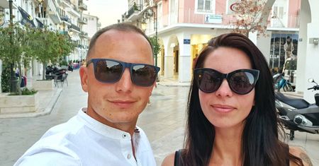 "Halo Polacy". Żyją na greckiej wyspie. "Czasami sjesta utrudnia nam życie"