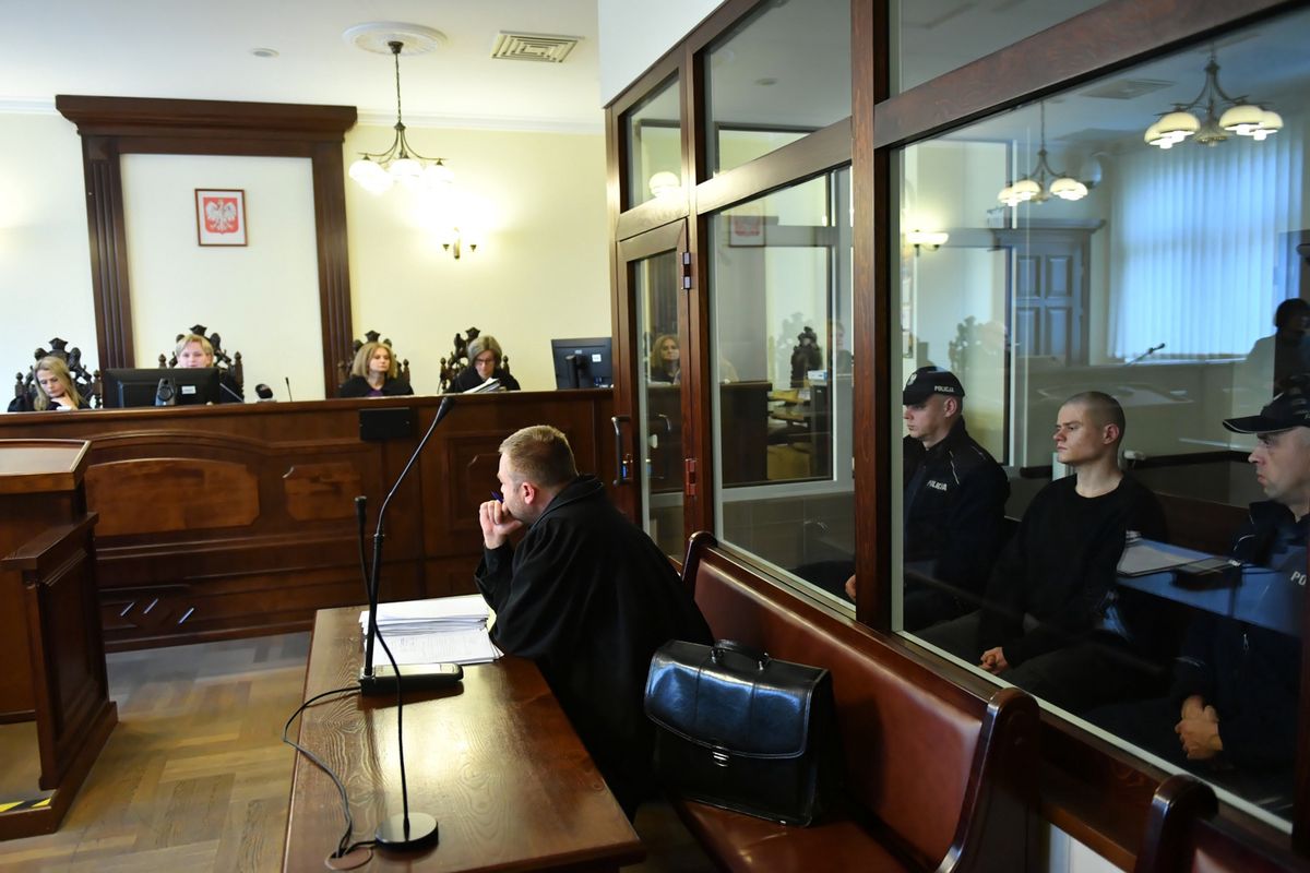 Oskarżony Patryk D. (2P) i sędzia Alina Miłosz-Kloczkowska (2L) na sali Sądu Apelacyjnego w Gdańsku