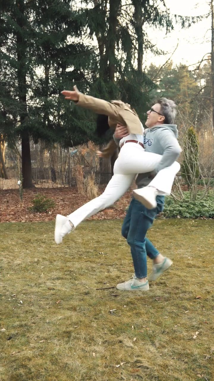 Katarzyna Cichopek i Maciej Kurzajewski dokazują w ogrodzie