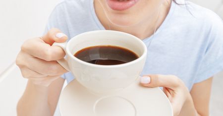 To nie kawa najmocniej przebarwia szkliwo. Dentysta ujawnił wynik eksperymentu