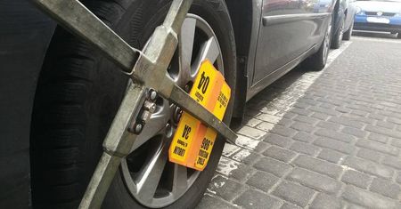Zdjął blokadę z koła i chciał wywinąć się od mandatu. Jego plany pokrzyżowała policjantka