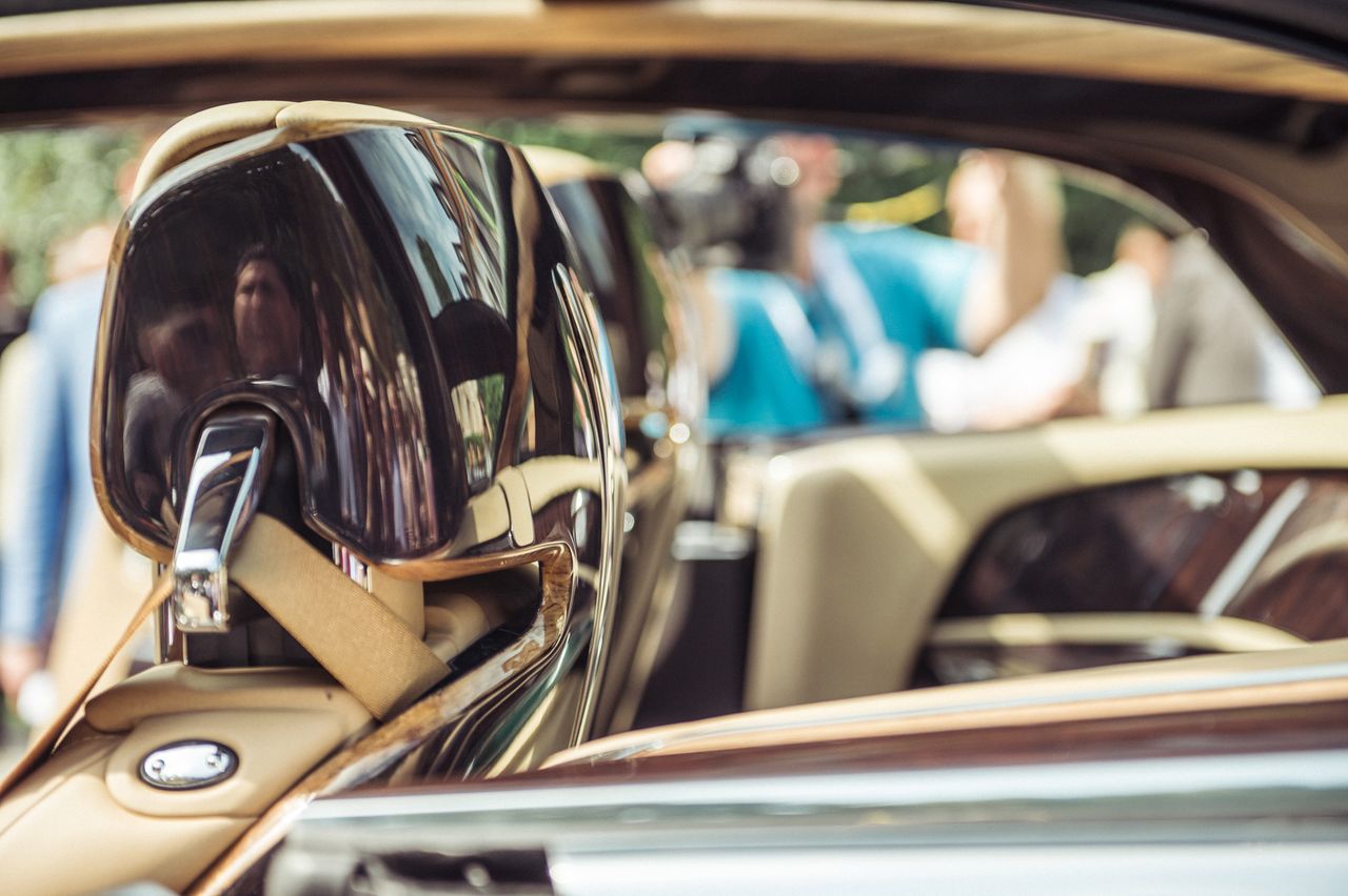 Niesamowite drewniane "kapsuły" opatulające fotele samochodu Rolls-Royce Sweptail.