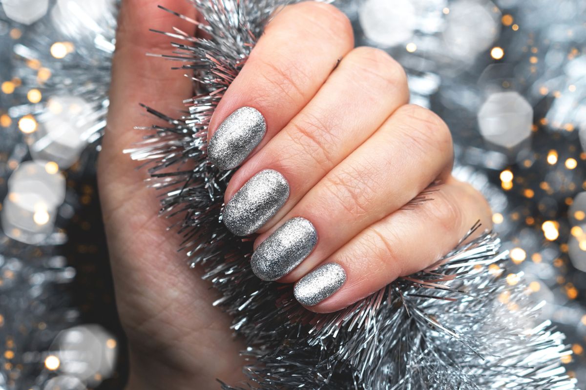 Masz krótkie paznokcie? Ten manicure będzie idealny na sylwestra