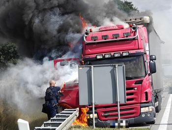 A4: Policjanci ugasili płonącą ciężarówkę, ratując okoliczne pola