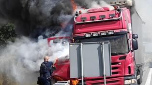 A4: Policjanci ugasili płonącą ciężarówkę, ratując okoliczne pola
