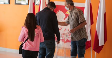 Wybory prezydenckie 2020. Członek komisji w koszulce z napisem "Konstytucja". Został odwołany w trybie natychmiastowym