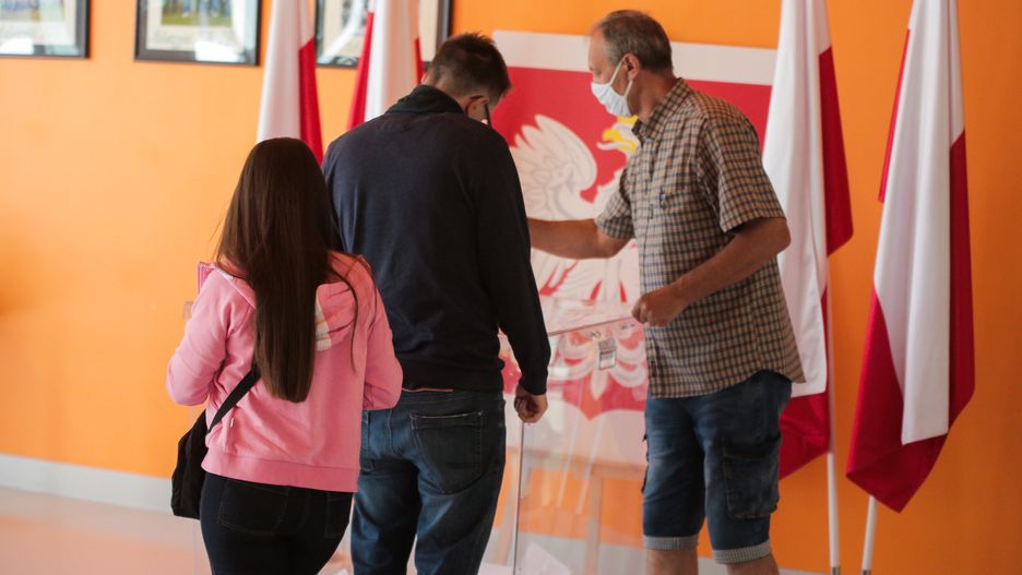 Wybory prezydenckie 2020. Członek komisji w koszulce z napisem "Konstytucja". Został odwołany (zdjęcie ilustracyjne)