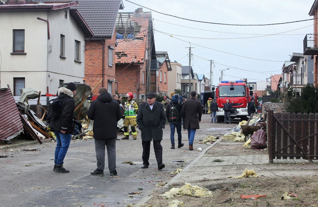 Usuwanie zniszczeń po przejściu trąby powietrznej w miejscowości Dobrzyca w południowej Wielkopolsce 