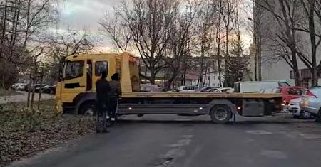 Kierowca lawety zablokował ulicę. Wjechał na trawnik, utkwił w błocie