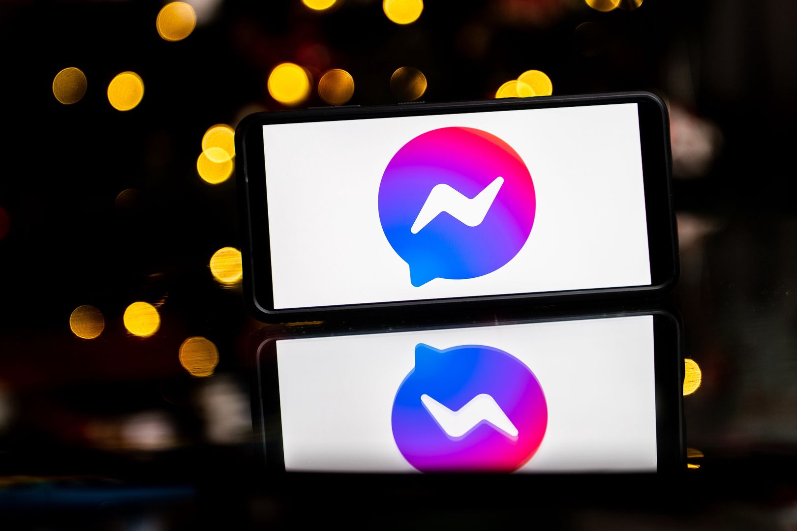POLAND - 2023/01/06: In this photo illustration a Facebook Messenger logo seen displayed on a smartphone. (Photo Illustration by Mateusz Slodkowski/SOPA Images/LightRocket via Getty Images)