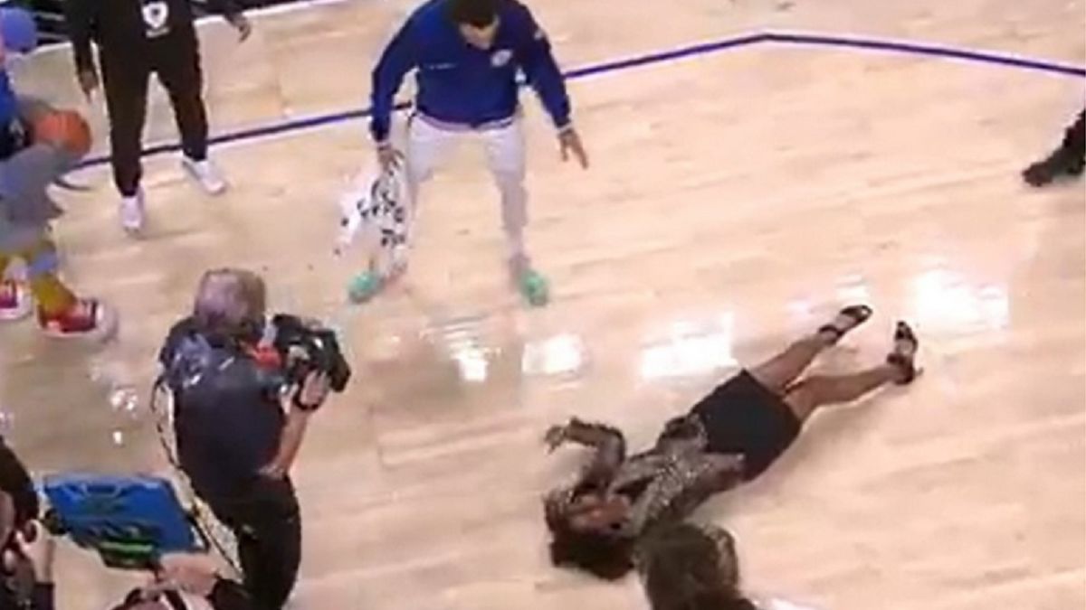 Niebezpieczna sytuacja w NBA. Reporterka upadła na głowę