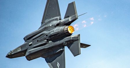 F-35 zagrożone. Pilot musiał ratować się unikami przed rakietą Huti