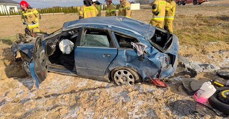 Audi wypadło z drogi, przeleciało przez posesję i dachowało na polu. Jedna osoba została ranna