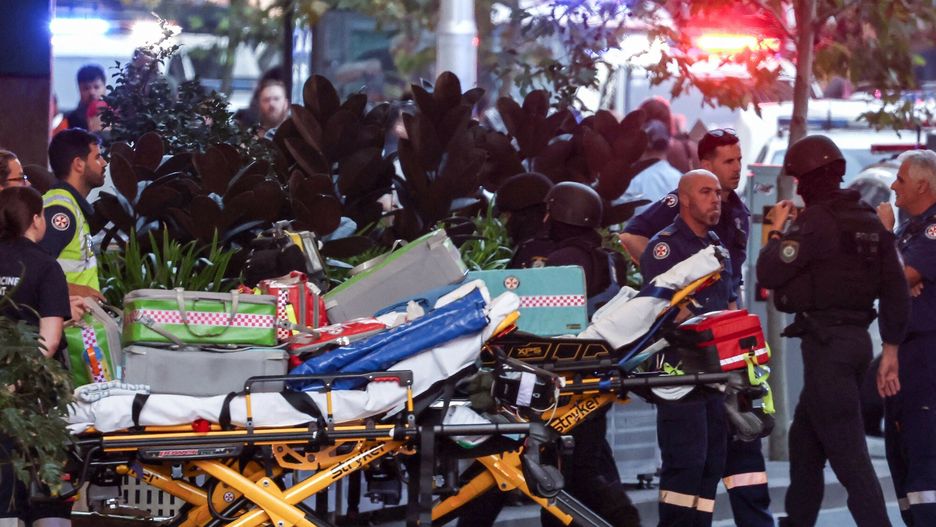 Atak no?ownika w centrum handlowym w Sydney
Police enter the Westfield Bondi Junction shopping mall after a stabbing incident in Sydney on April 13, 2024. Australian police on April 13 said they had received reports that "multiple people" were stabbed at a busy shopping centre in Sydney. (Photo by David GRAY / AFP)
DAVID GRAY