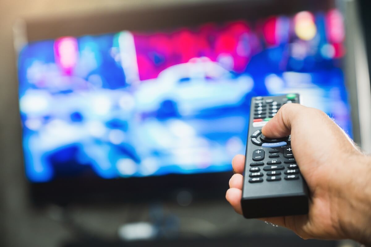 pilot skierowany na telewizor
