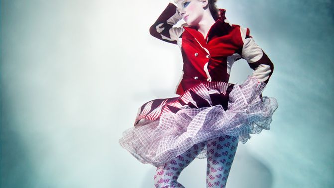 Modelki fotografowane na dnie basenu przez szklaną ścianę 1