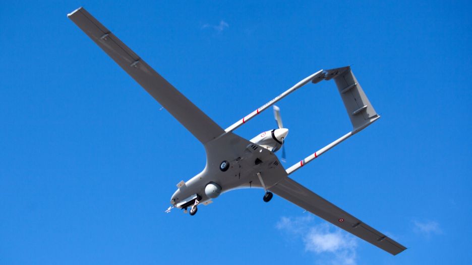 Turecki dron wojskowyThe Bayraktar TB2 drone is pictured flying on December 16, 2019 at Gecitkale Airport in Famagusta in the self-proclaimed Turkish Republic of Northern Cyprus (TRNC). - The Turkish military drone was delivered to northern Cyprus today amid growing tensions over Turkey's deal with Libya that extended its claims to the gas-rich eastern Mediterranean. The Bayraktar TB2 drone landed in Gecitkale Airport in Famagusta around 0700 GMT, an AFP correspondent said, after the breakaway northern Cyprus government approved the use of the airport for unmanned aerial vehicles. It followed a deal signed last month between Libya and Turkey that could prove crucial in the scramble for recently discovered gas reserves in the eastern Mediterranean. (Photo by Birol BEBEK / AFP)BIROL BEBEK