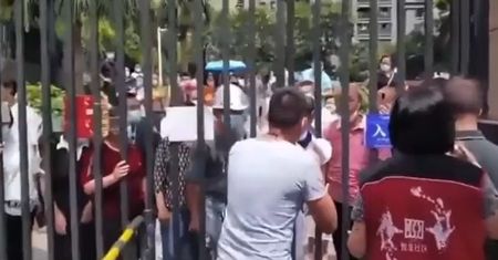 Trzęsienie ziemi w Chinach. Wściekli mieszkańcy mają dość