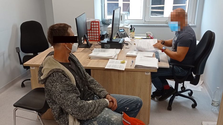 Warszawa. Z garażu na Ursynowie zniknęła hulajnoga elektryczna. Mężczyzna, który zabrał ja stamtąd przy okazji pakowania sprzętu po remoncie mieszkania w tej posesji, tłumaczył, że myślał, że pojazd jest porzucony jako niesprawny (Policja)