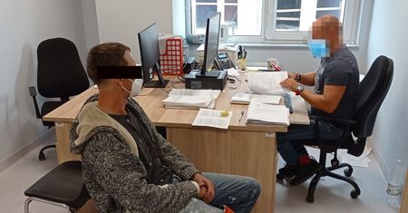 Warszawa. Zaopiekował się "porzuconą" hulajnogą na ulicy Alternatywy. Trafił do aresztu