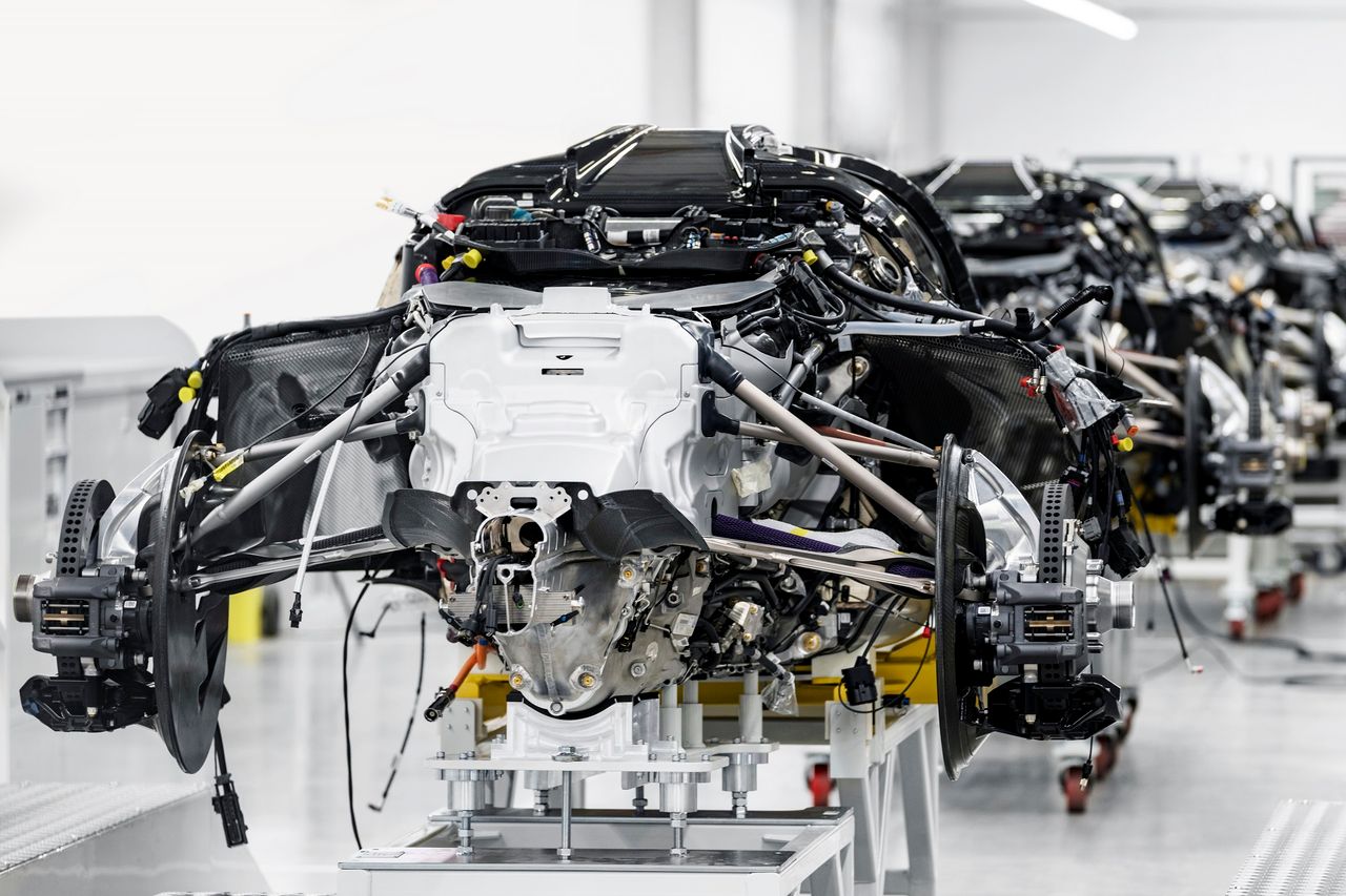 Aston Martin Valkyrie podczas produkcji (2021)