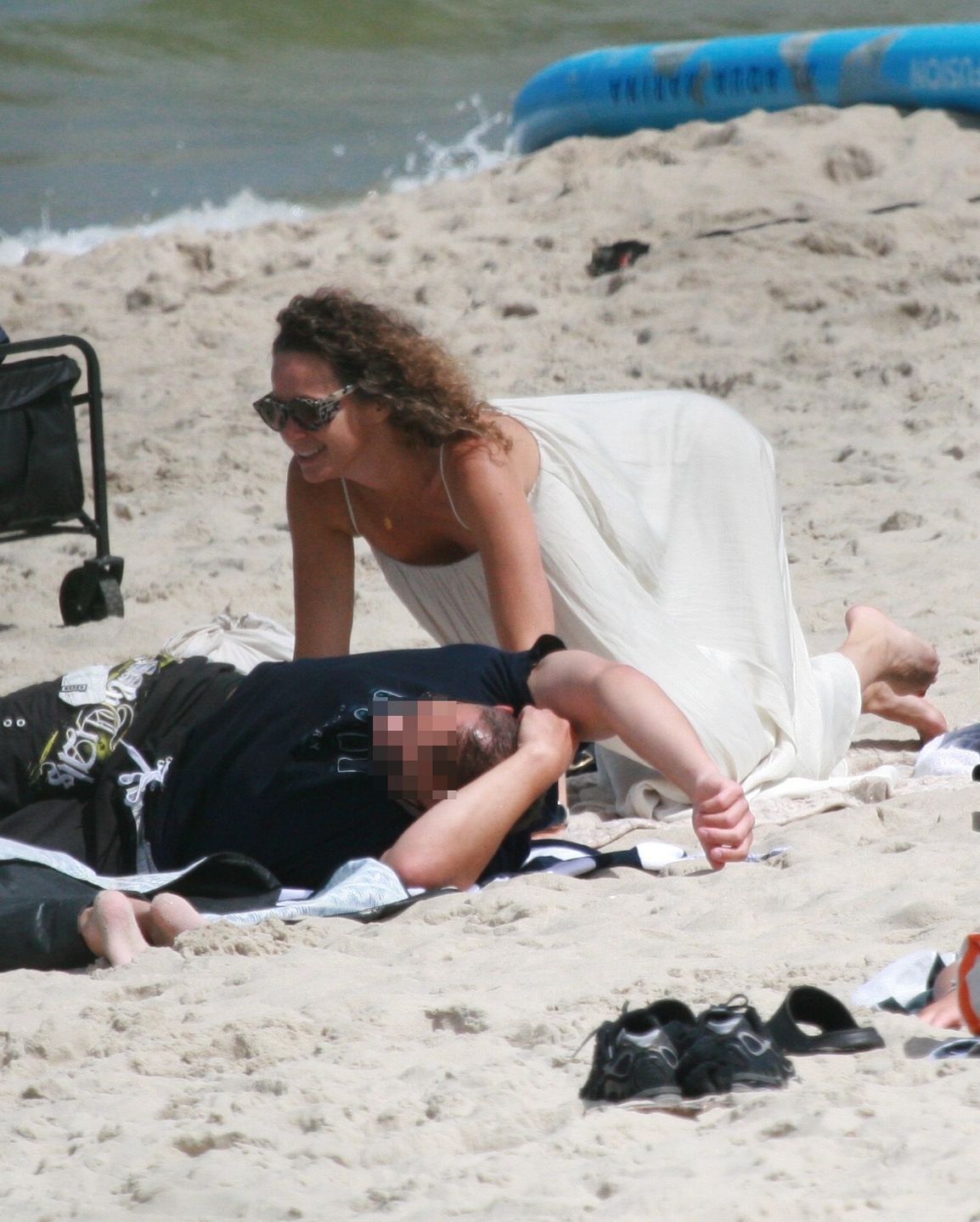 Monika Mrozowska dokazuje na plaży z nowym partnerem 