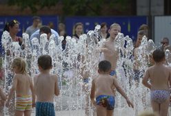 W miejskich fontannach kąpią się dzieci. "Największa głupota tego lata"