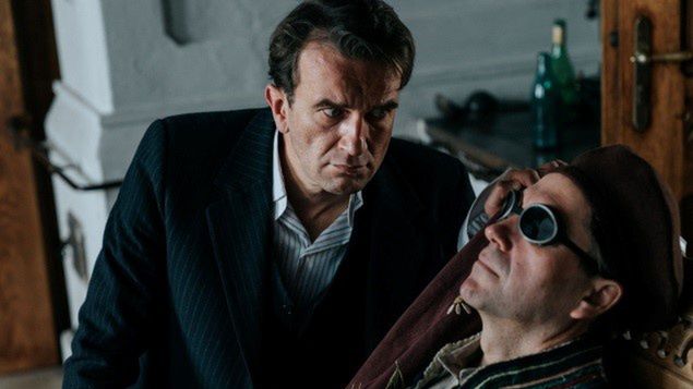 Kadr z filmu „Niebezpieczni dżentelmeni” w reż. Macieja Kawalskiego